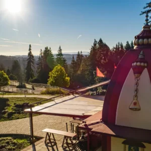 the Sankat Mochan Hanuman Temple in the sun, visit for en epic Navaratri mountain experience