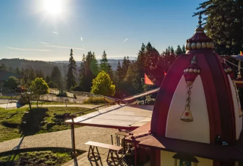 the Sankat Mochan Hanuman Temple in the sun, visit for en epic Navaratri mountain experience