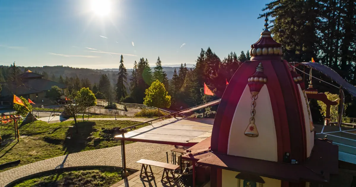the Sankat Mochan Hanuman Temple in the sun, visit for en epic Navaratri mountain experience